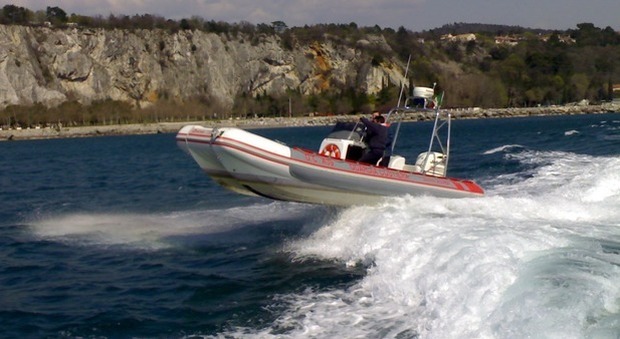 Il motore va in avaria: la barca rischia di schiantarsi sugli scogli - Il Gazzettino