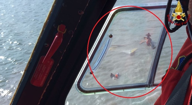 La barca si rovescia: tre in acqua Uno dei feriti ripescato in ipotermia - Il Gazzettino