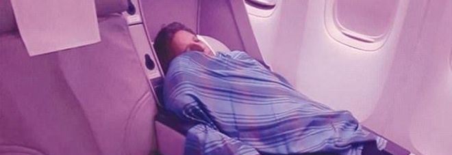 Il pilota dell'aereo dorme per 2 ore in business class, ​i passeggeri: 