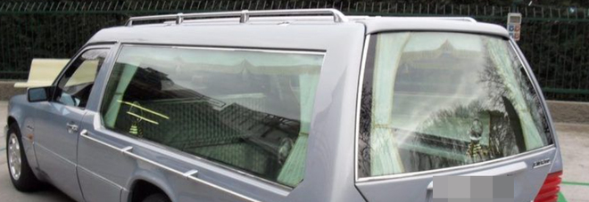Fermato e "sequestrato" un carro funebre in viaggio per il funerale: è senza assicurazione
