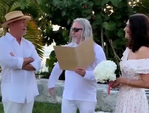 Bruce Willis, la moglie condivide un video con le loro nozze: «Viviamo i  ricordi insieme, poi non potremo più farlo». Fan in lacrime