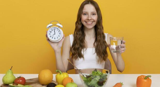 Dieta, per dimagrire cinque piccoli pasti e tre litri di acqua al giorno: ecco i falsi miti da sfatare