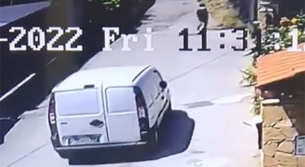 Napoli, furgone investe passanti tra Cercola e Volla: arrestato il conducente, morto uno dei tre feriti