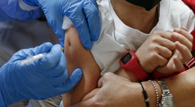 Padre vuole vaccinare il figlio, la madre è No vax: lui le fa causa e vince. Prima volta in Italia