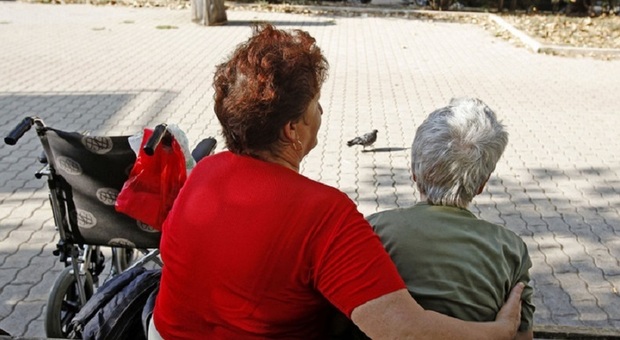 Venezia, stangata caro badanti: nel 2023 aumenti fino a 2mila euro. «Gli anziani hanno pensioni più basse»