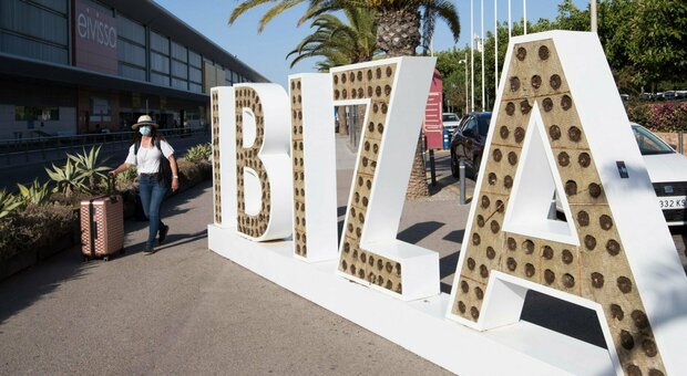 A Ibiza mancano i lavoratori, l'iniziativa dell'hotel per l'alta stagione: «Premio di 200 euro a chi recluta un amico»