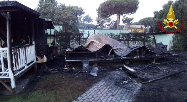 Bungalow in fiamme nel camping. Famiglia vicentina in ospedale