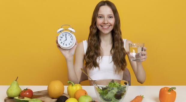 Dieta, a che ora mangiare per dimagrire: ecco i tre momenti della giornata più pericolosi per la tua forma fisica