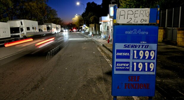 Benzina, distributori obbligati ad esporre anche il prezzo medio. In arrivo il tetto in autostrada. Prorogato il bonus dipendenti
