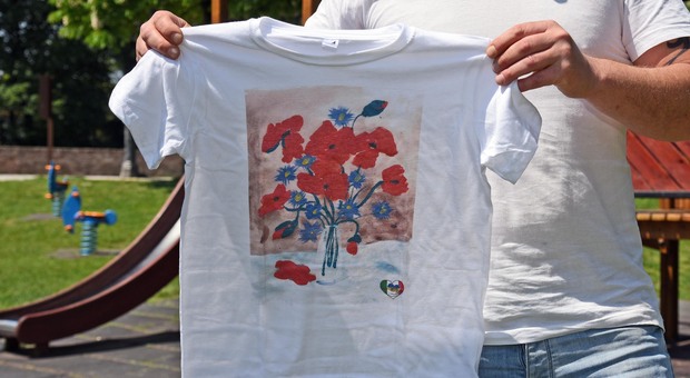 Quelle splendide magliette disegnate dai bambini ucraini scappati dalla guerra: ecco cosa si è inventato l'imprenditore Sergii Chumakov