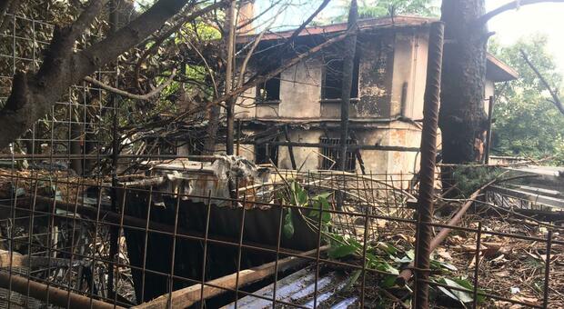 La casa distrutta dalle fiamme dove sono morte le amiche Franca Fava e Fiorella Sandre