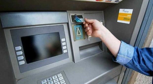 Da gennaio tetto di 1.000 euro all'uso dei contanti, le nuove regole: banca, Posta, pagamenti tra parenti. Le multe
