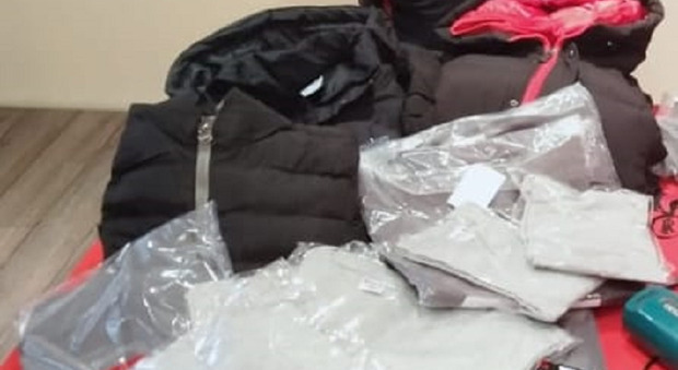 Controlli carabinieri spacciatore vendeva vestiti contraffatti