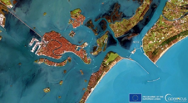 Venezia, le spettacolari immagini del Mose che salva la città dall'acqua alta riprese dal satellite