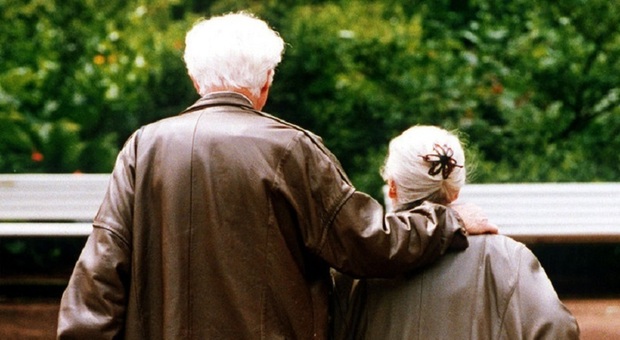Anziani nel mirino dei ladri, il nonnino viene abbracciato da una signora che gli sfila la catenina. Poi il borseggio nel supermercato