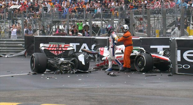 Schumacher, incidente al Gp di Monaco: l'auto si spezza in due, lui è illeso