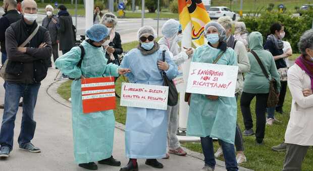 Una protesta dei sanitari no vax davanti all ospedale All Angelo a Mestre lo scorso maggio