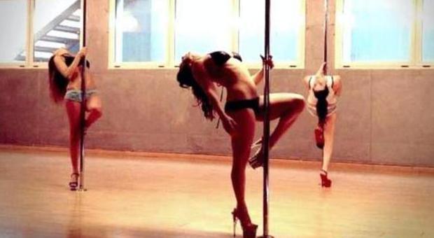 Acrobatica pole dance: sensualità al potere tra strass, perizomi e zeppe