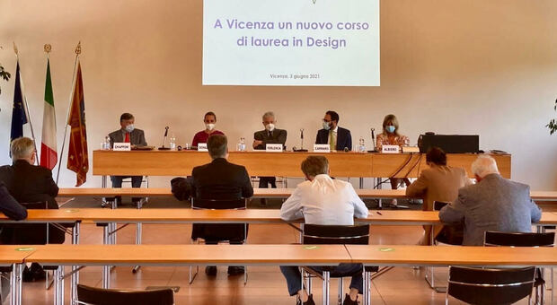La presentazione del nuovo corso, al tavolo da sinistra Chiapponi, Donazzan, Ferlenga, Carraro, Albiero