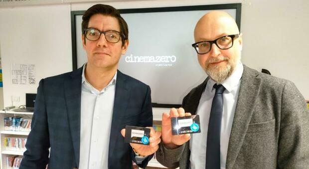 Il presidente di Cinemazero Mario Fortunato e l'assessore comunale Alberto Parigi presentano la nuova Cinemazero Young Card