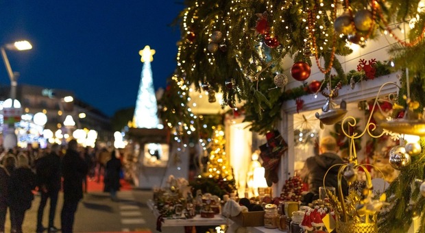 Jesolo diventa la città del Natale: inaugurati il villaggio e i due alberi. Raddoppiano gli hotel aperti: «30mila visitatori solo nel week end»