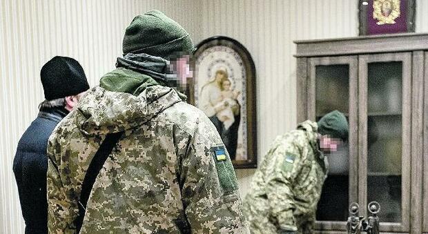 Pacchi insanguinati ai diplomatici ucraini: contengono sostanze infiammabili e occhi di animali. Nel mirino anche l'Italia