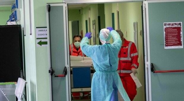 Milano, infermiera vede un incidente e si ferma ad aiutare: travolta da un'auto