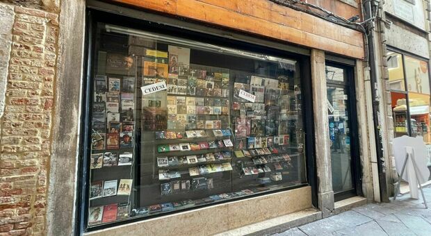 Il caro energia mette in ginocchio il primo negozio di dischi del centro storico: «Dopo 83 anni chiude il Tempio della musica»