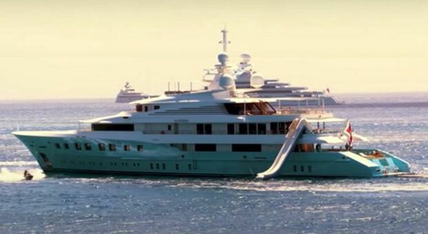 Oligarchi russi, all'asta il primo yacht (da 65 milioni di sterline) sequestrato. Ma i proventi non andranno ai rifugiati