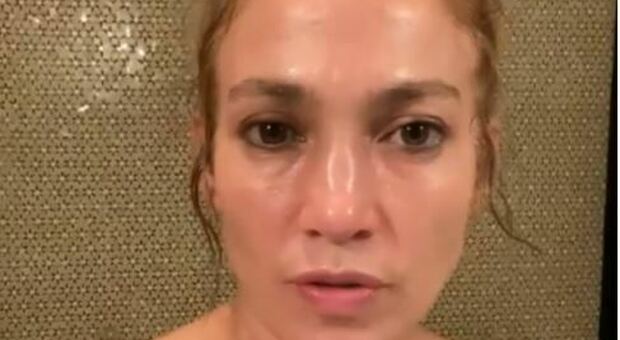 Jennifer Lopez attaccata dagli haters mentre promuove la sua maschera di bellezza: «non prenderci in giro, è botox!»