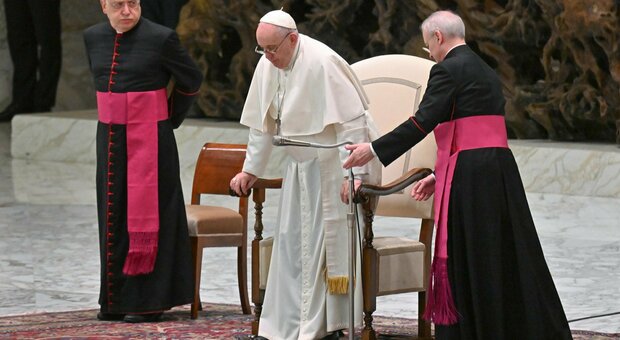 Papa Francesco e il dolore al ginocchio: «Non posso camminare, devo obbedire al medico e fermarmi»