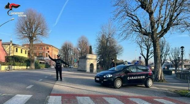 Rissa tra ubriachi, 41enne si scaglia contro i carabinieri: arrestato