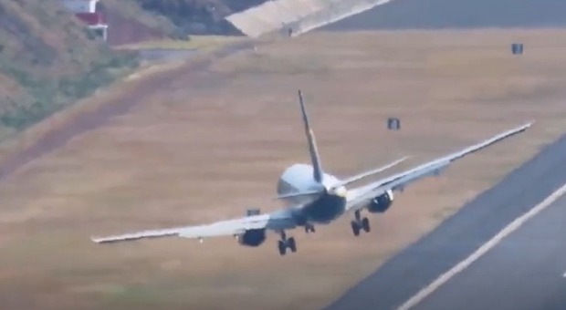Madeira, aereo Ryanair compie incredibile atterragio con il vento di traverso: la manovra è conosciuta come "crosswind landing"