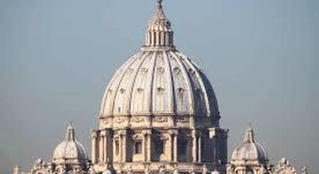 Vaticano, "manine" che fanno sparire dossier sulla lobby gay, l'accusa dell'ex nunzio Viganò