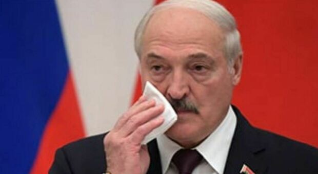 Lukashenko ha paura di morire? «Licenziati tutti i cuochi e le guardie del corpo»