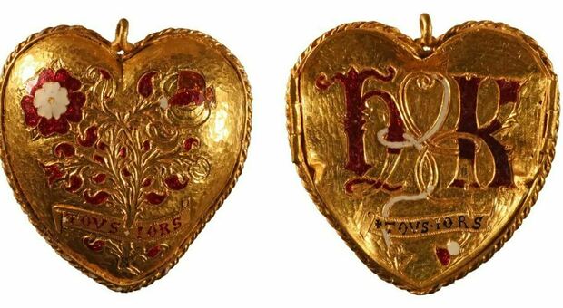 Le due facce del ciondolo a forma di cuore con i simboli collegati a Enrico VIII e a Caterina d'Aragona