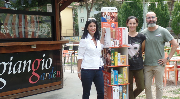 Uno dei bar di Udine che ha aderito all'iniziativa "La mossa giusta"; i titolari e l'assessore Asia Battaglia
