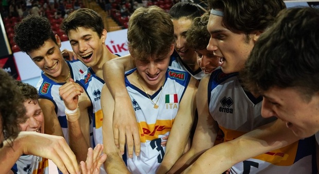 Alessandro Bristot (al centro con il numero 3) festeggia con i compagni il titolo di campioni d'Europa under 18 appena conquistato