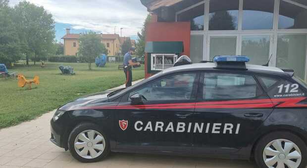 L'intervento dei carabinieri a Monastier per l'atto vandalico sulla bacheca del Comune