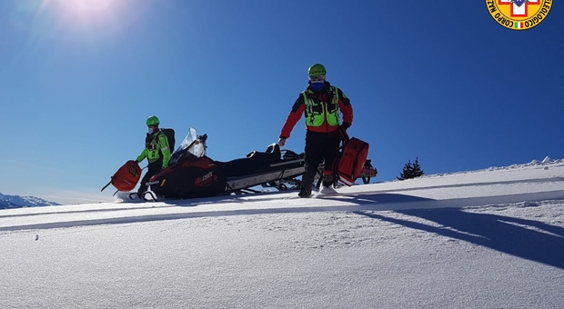 Escursionista sprofonda nella neve fresca fino alla vita, socccorso da due scialpiniste di passaggio