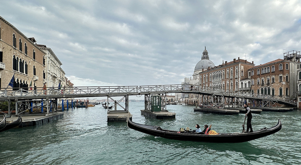 Venezia, aperto il ponte votivo per la Festa della Salute. Il patriarca Moraglia: «La nostra città sta alzando la testa»