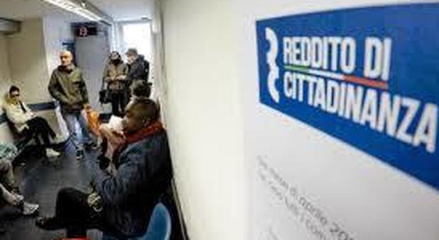 Reddito di cittadinanza, in 200 assaltano l'Inps nel Napoletano: «Pochi euro invece dei 700 promessi»