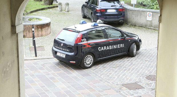 I carabinieri a Borgo Stolfi a Pieve di Soligo dopo l'accoltellamento