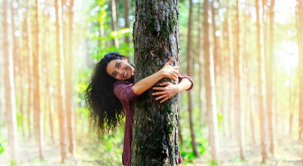 Abbracciare un albero, coltivare una pianta o andar per boschi: a ciascuno la sua Natura-terapia