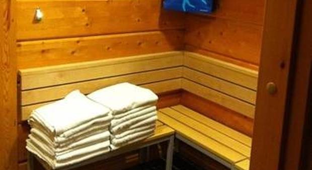 Attende nella sauna turiste 20enni e le palpeggia, anziano denunciato