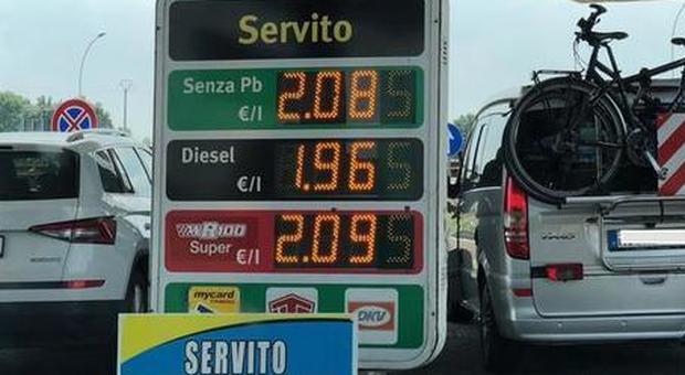 Benzina a 2 euro, i distributori altoatesini: «Colpa dell'Austria che fa dumping»