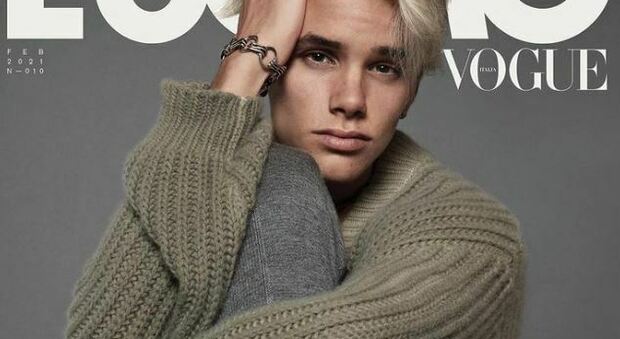 Romeo Beckham debutta a 18 anni sulla copertina di Vogue: l'orgoglio di papà David e mamma Victoria