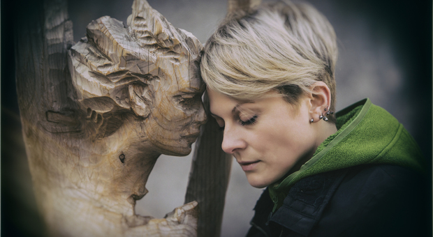 Arianna gasperina e una sua scultura in legno