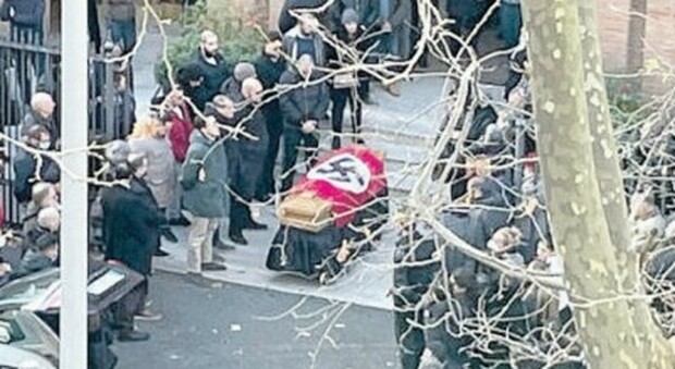 Bandiera nazista e saluto romano al funerale, indaga la polizia