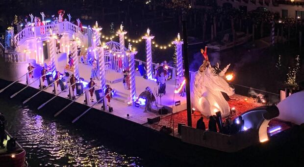 Carnevale di Venezia, in migliaia per la grande apertura tra parate, luci, musica e danze